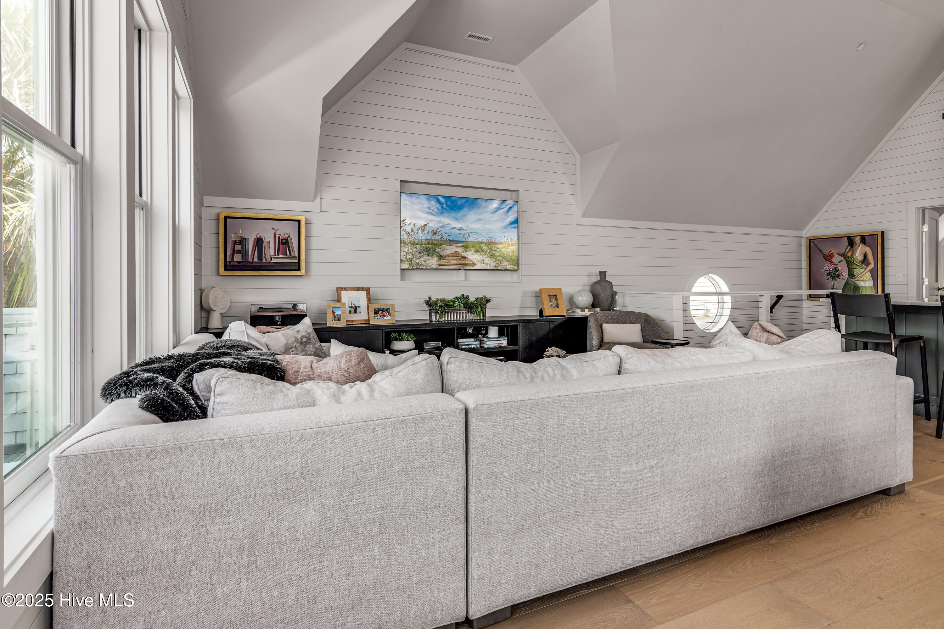 100521321 | Photo 24