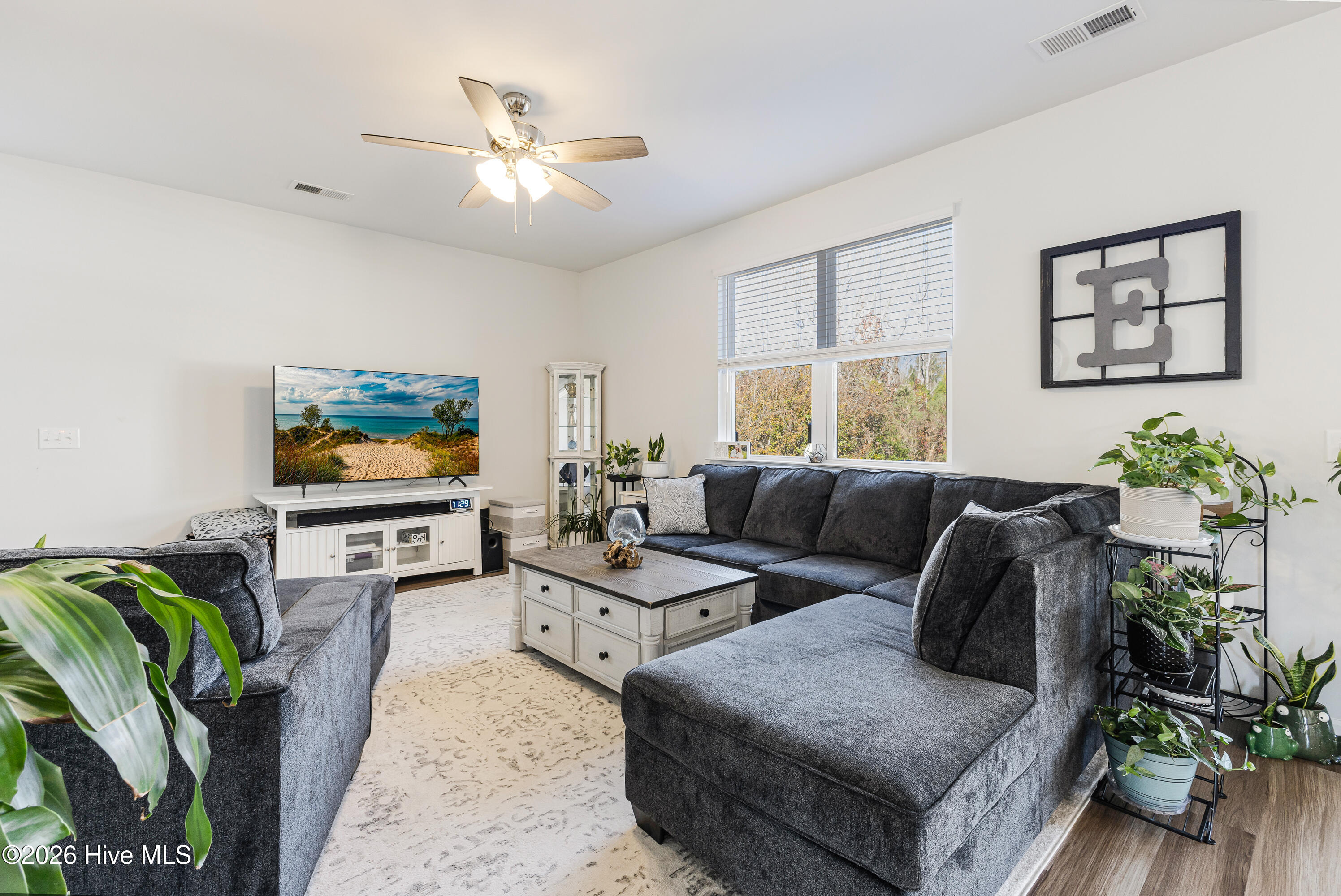 100565861 | Photo 23