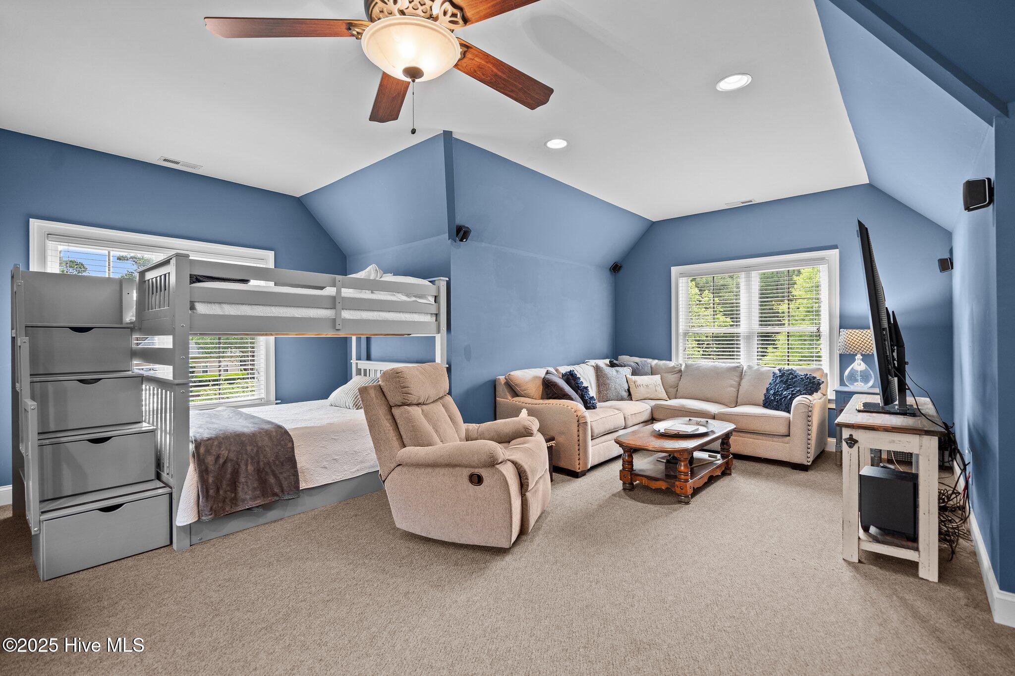 100565962 | Photo 63