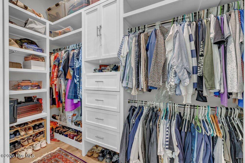 100561379 | Photo 24