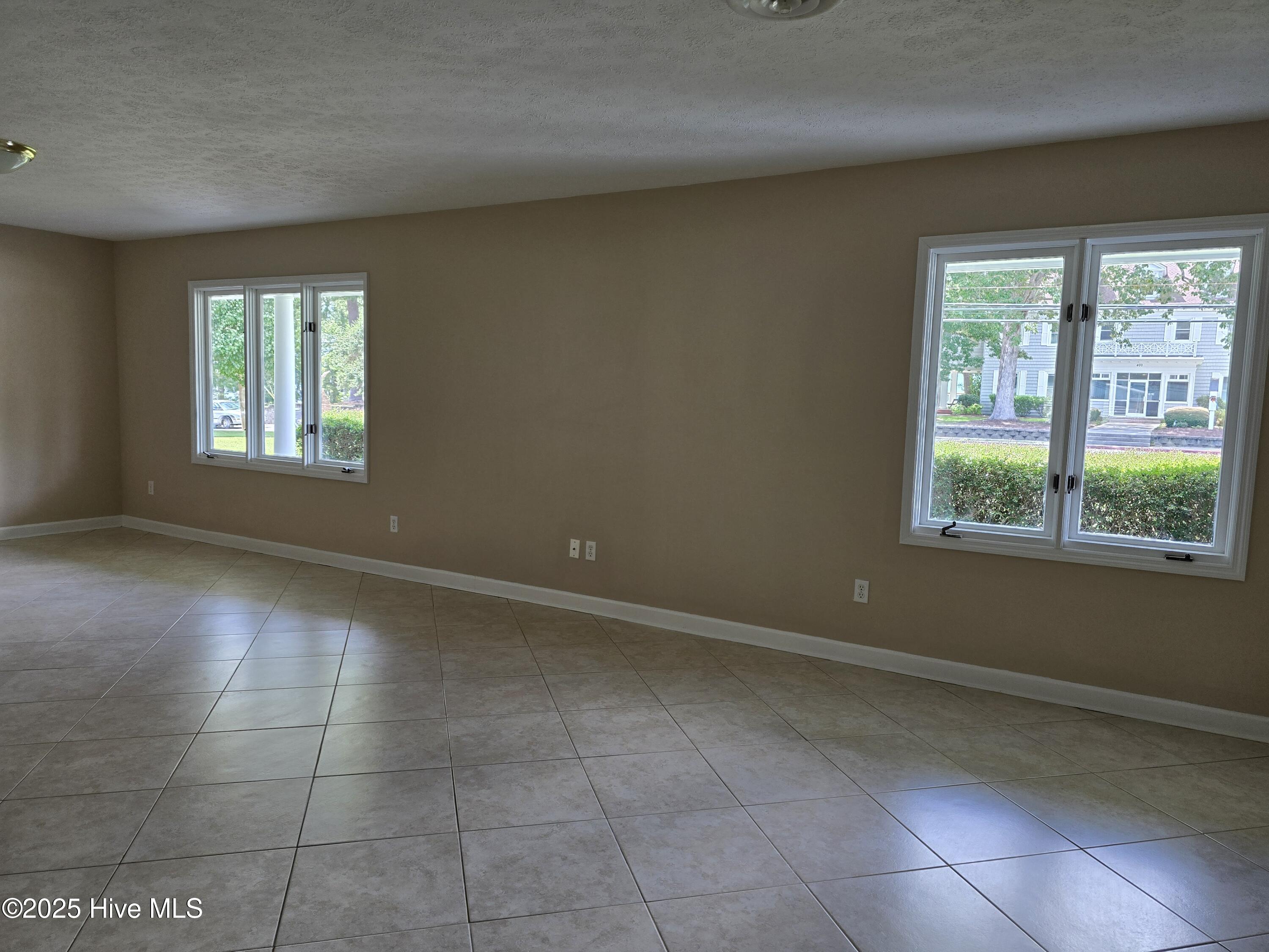 100527387 | Photo 11