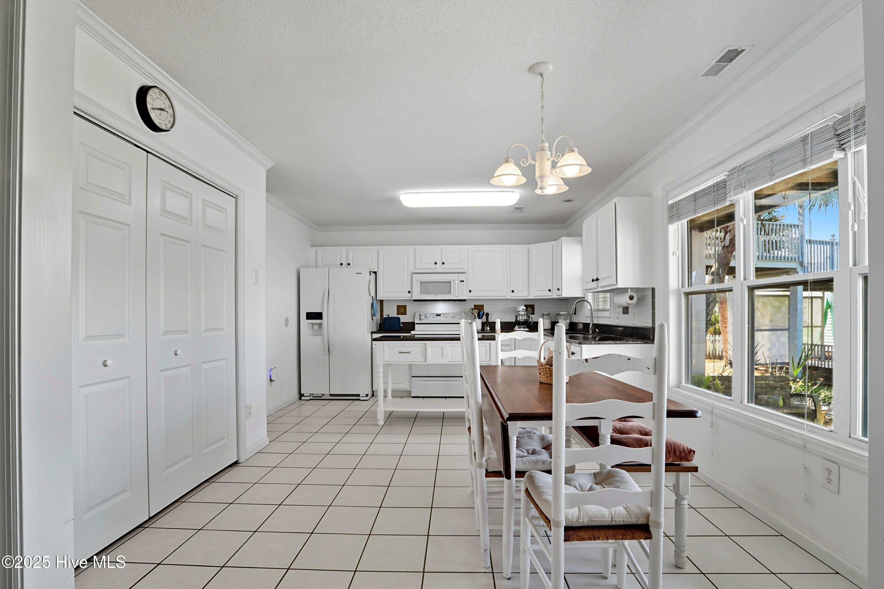 100532485 | Photo 19