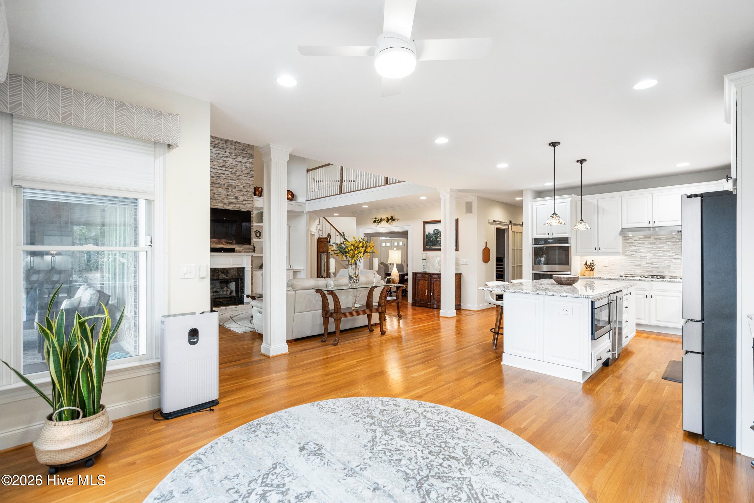 100548933 | Photo 25