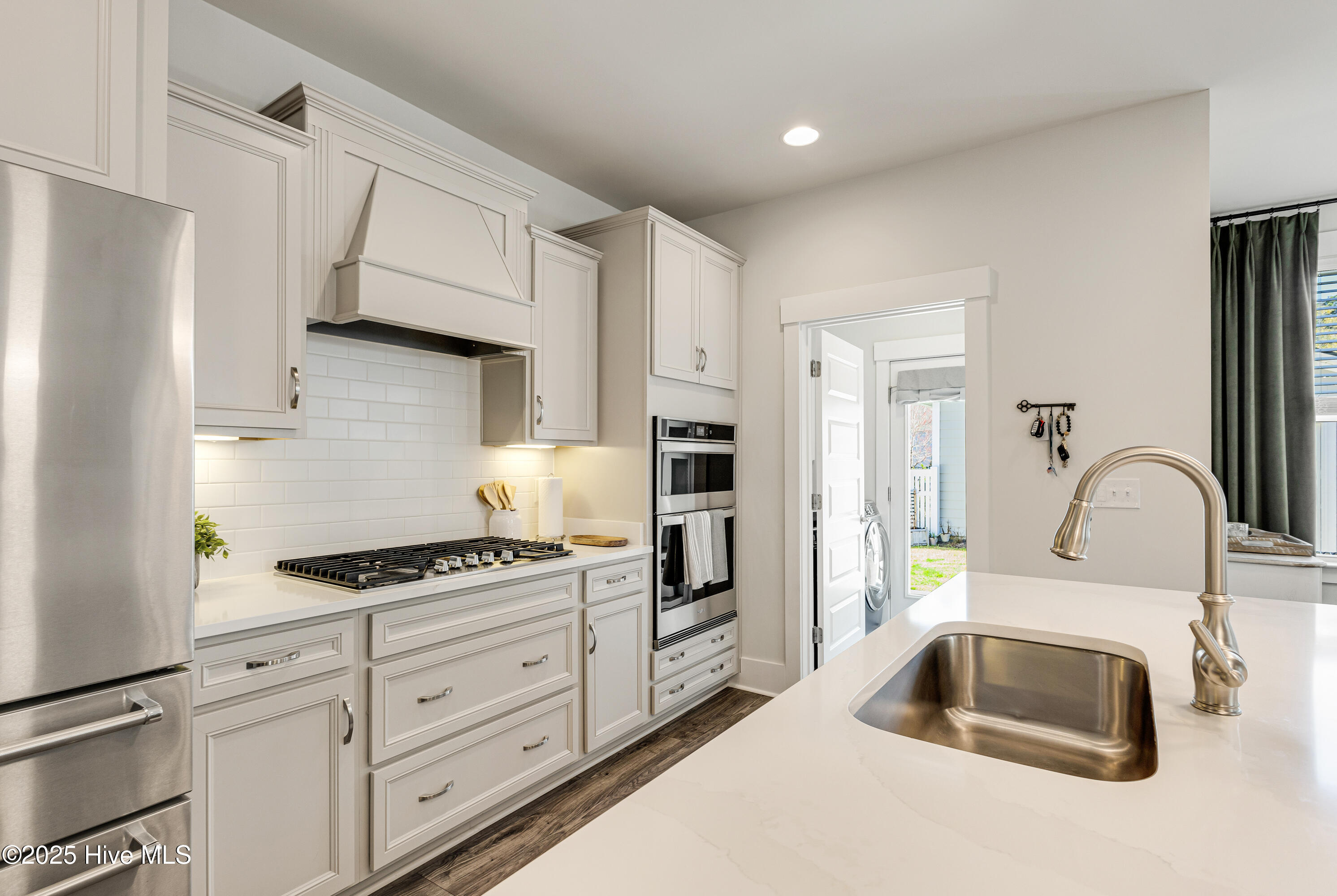 100553825 | Photo 10