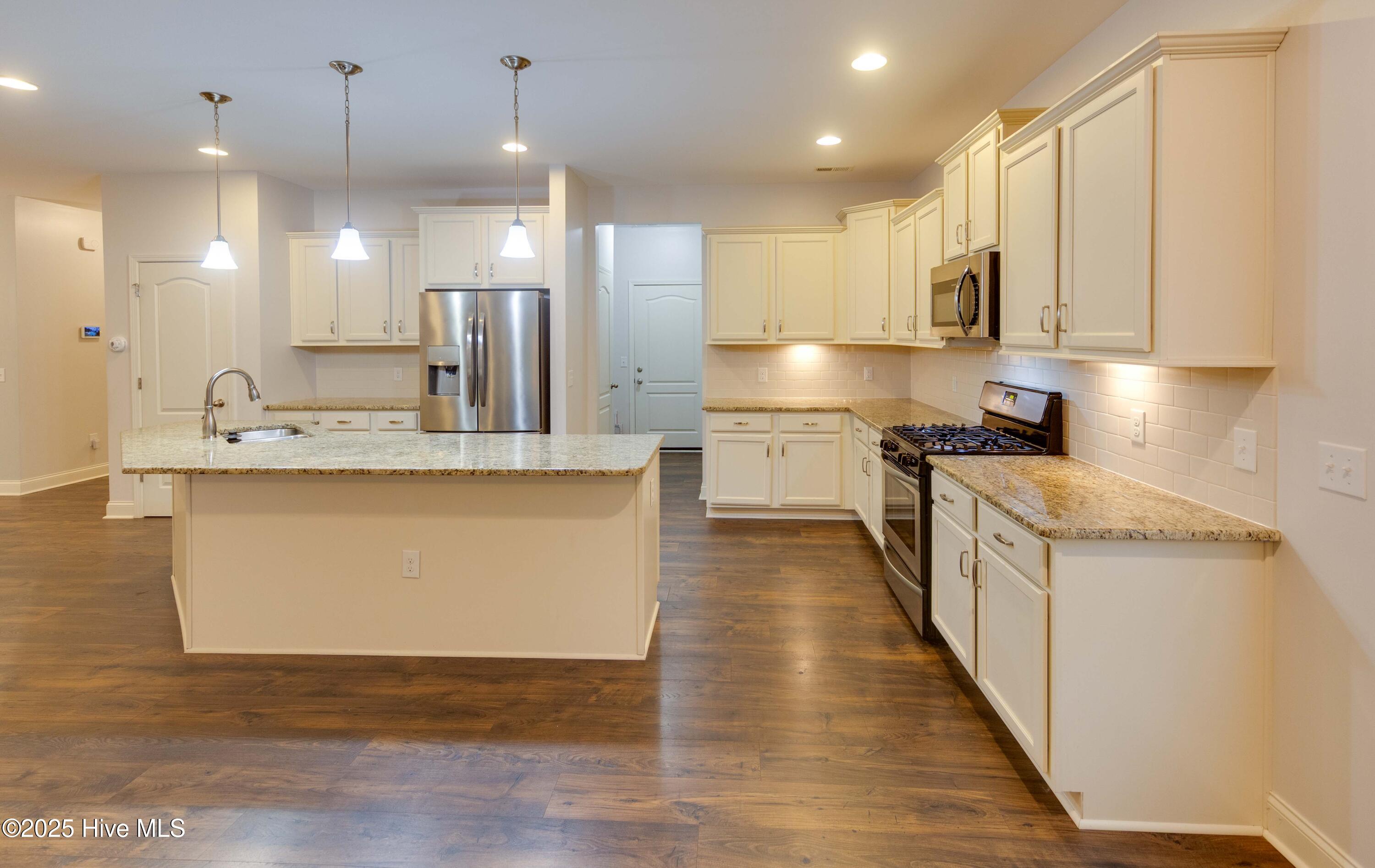 100504792 | Photo 10