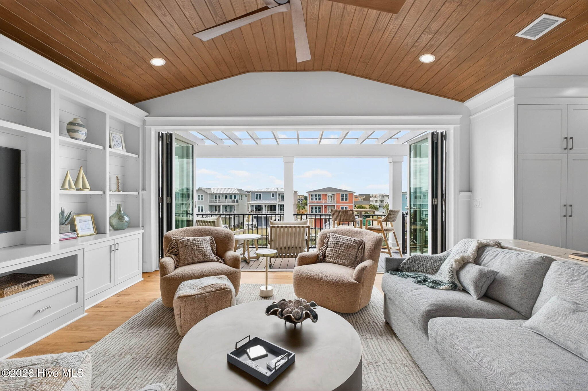 100561334 | Photo 21