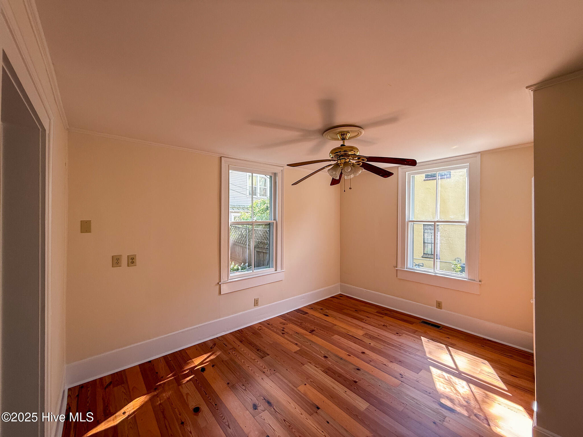 100528129 | Photo 58