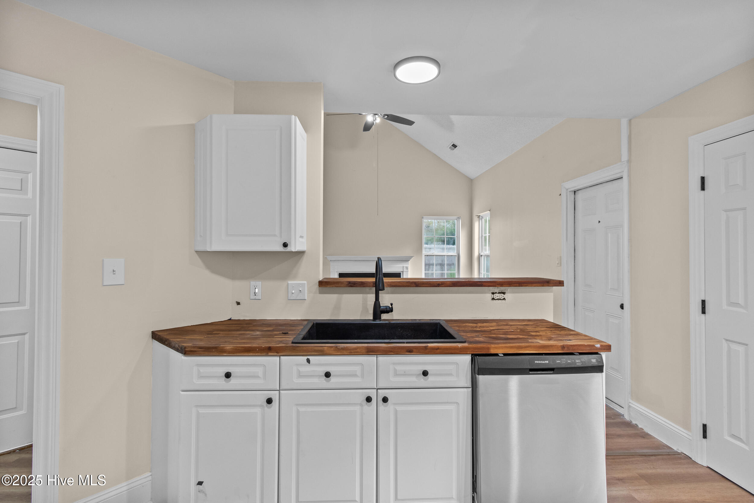 100532655 | Photo 13