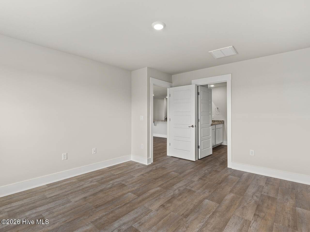 100545600 | Photo 21