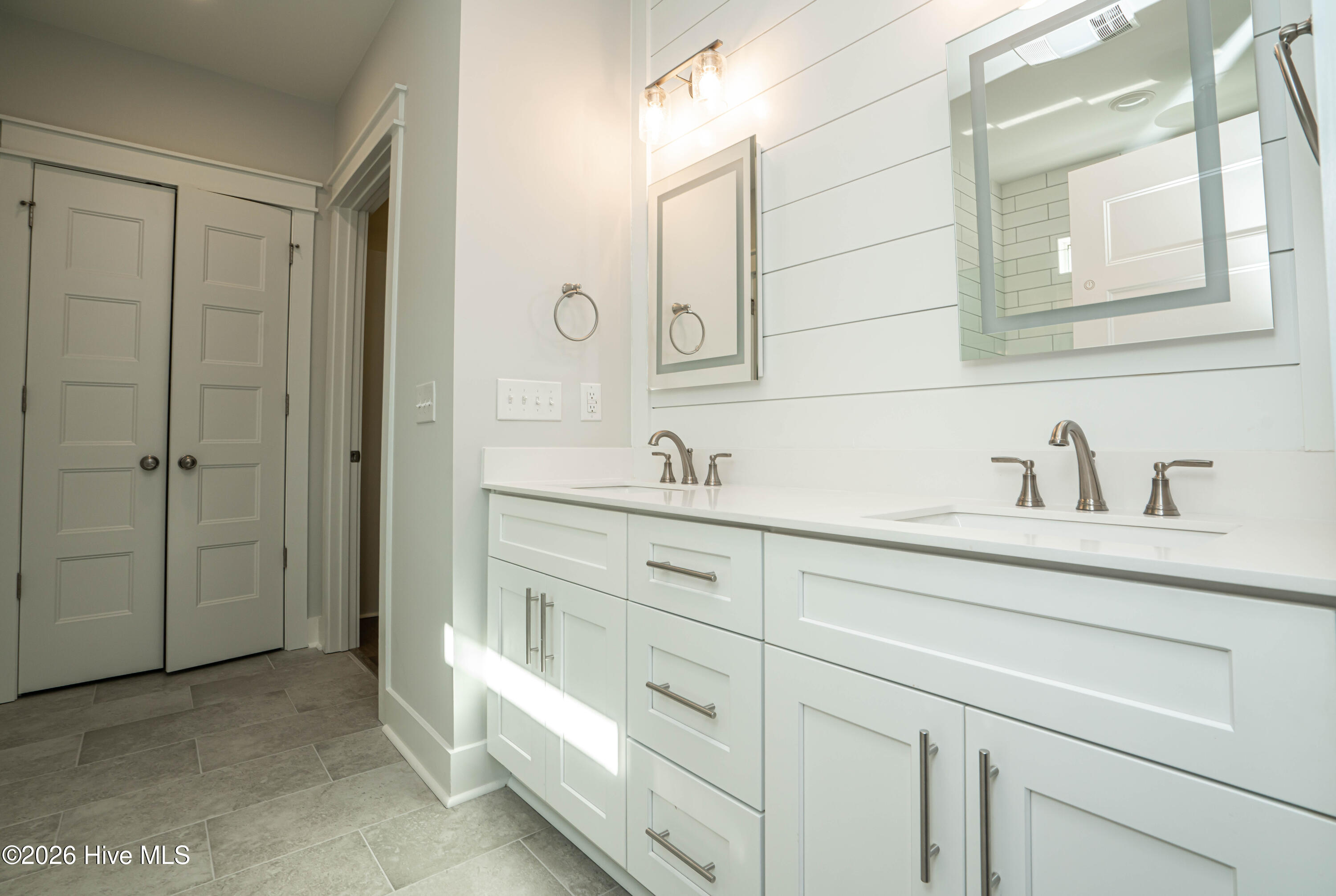 100553320 | Photo 24