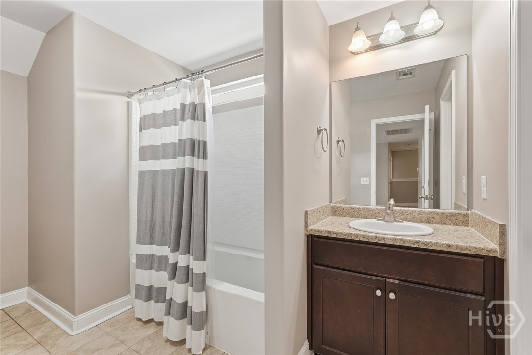Upstairs bathroom2
