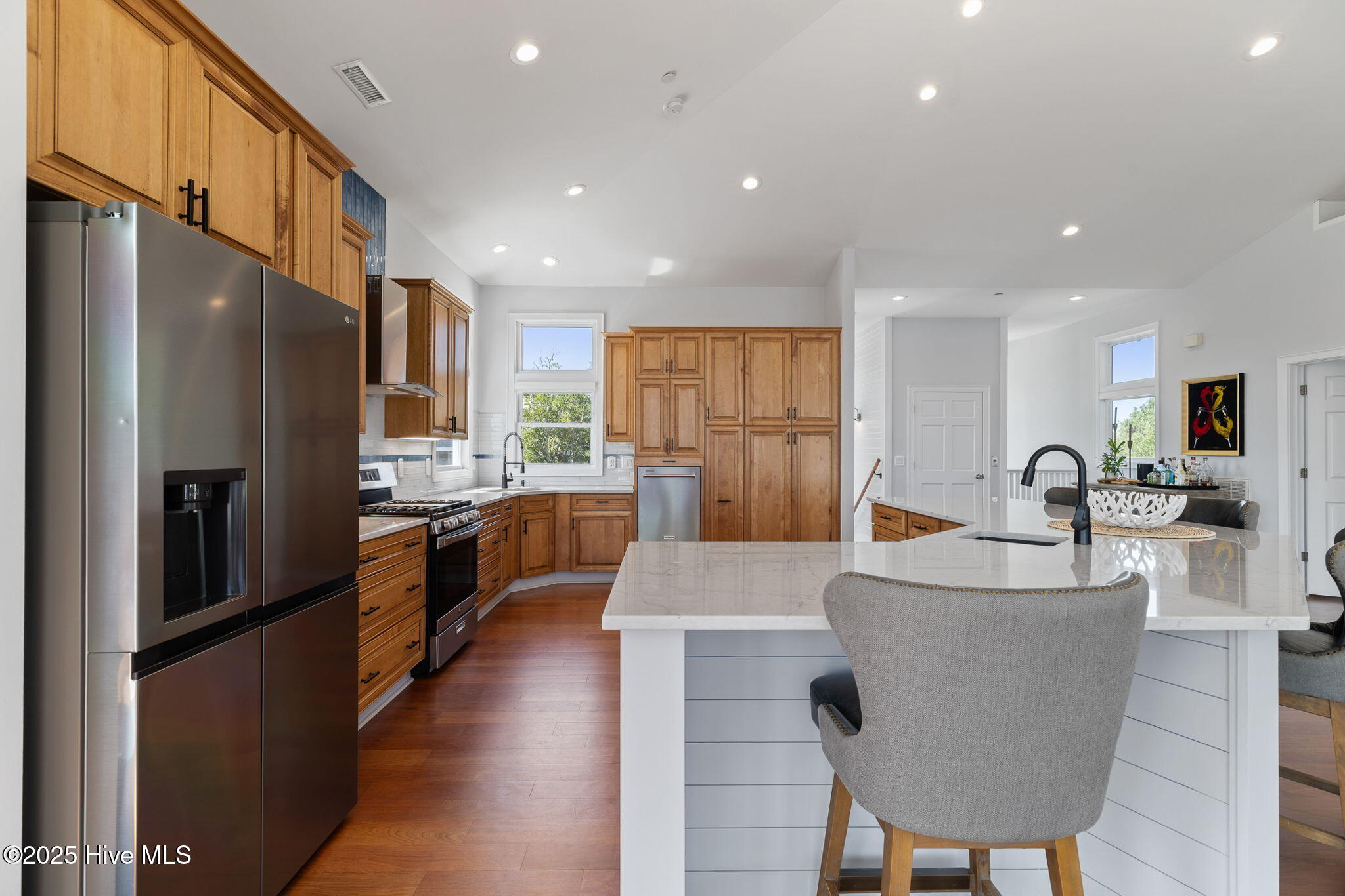 100548263 | Photo 21