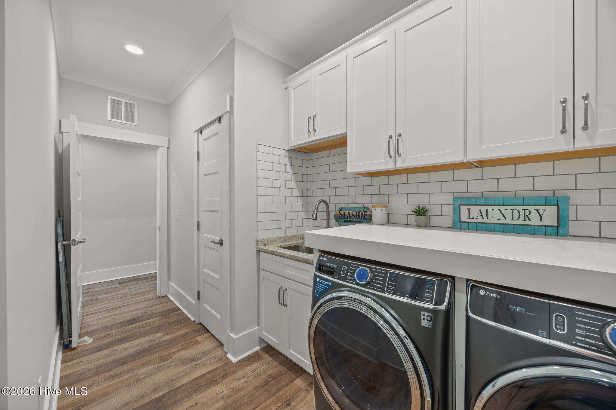 100556932 | Photo 10