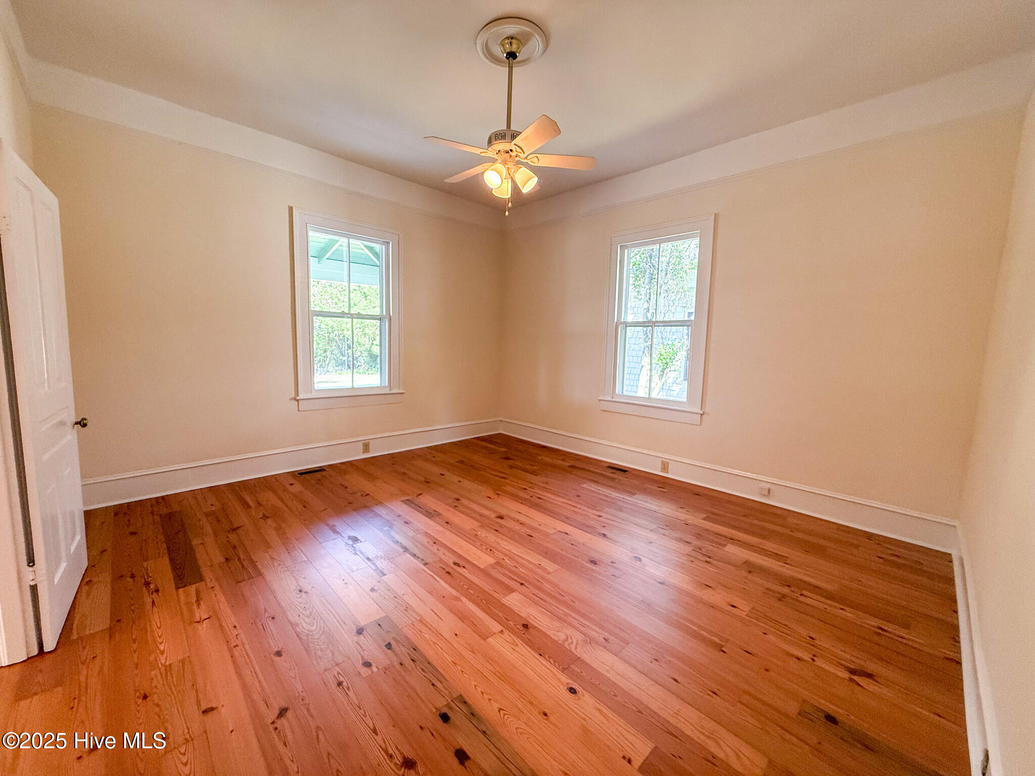 100528129 | Photo 56