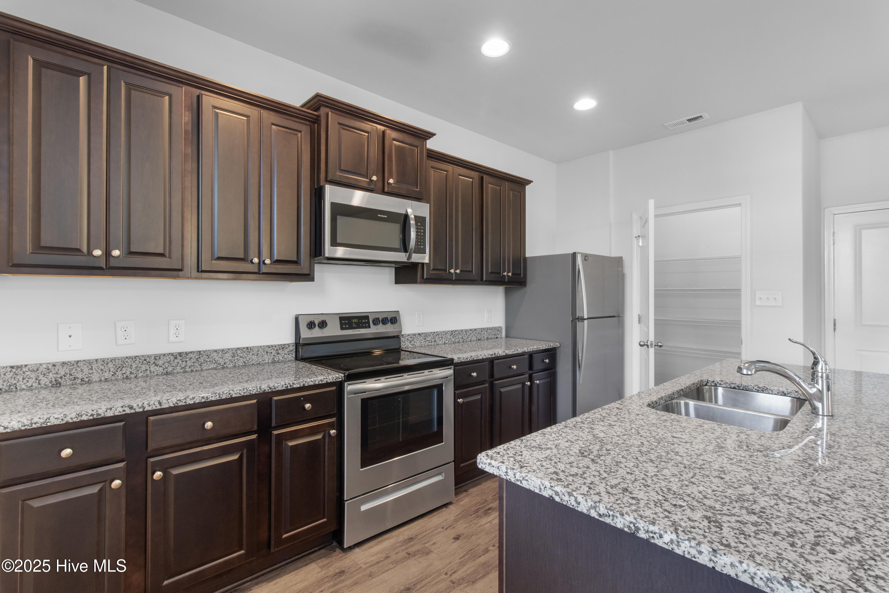 100525996 | Photo 15