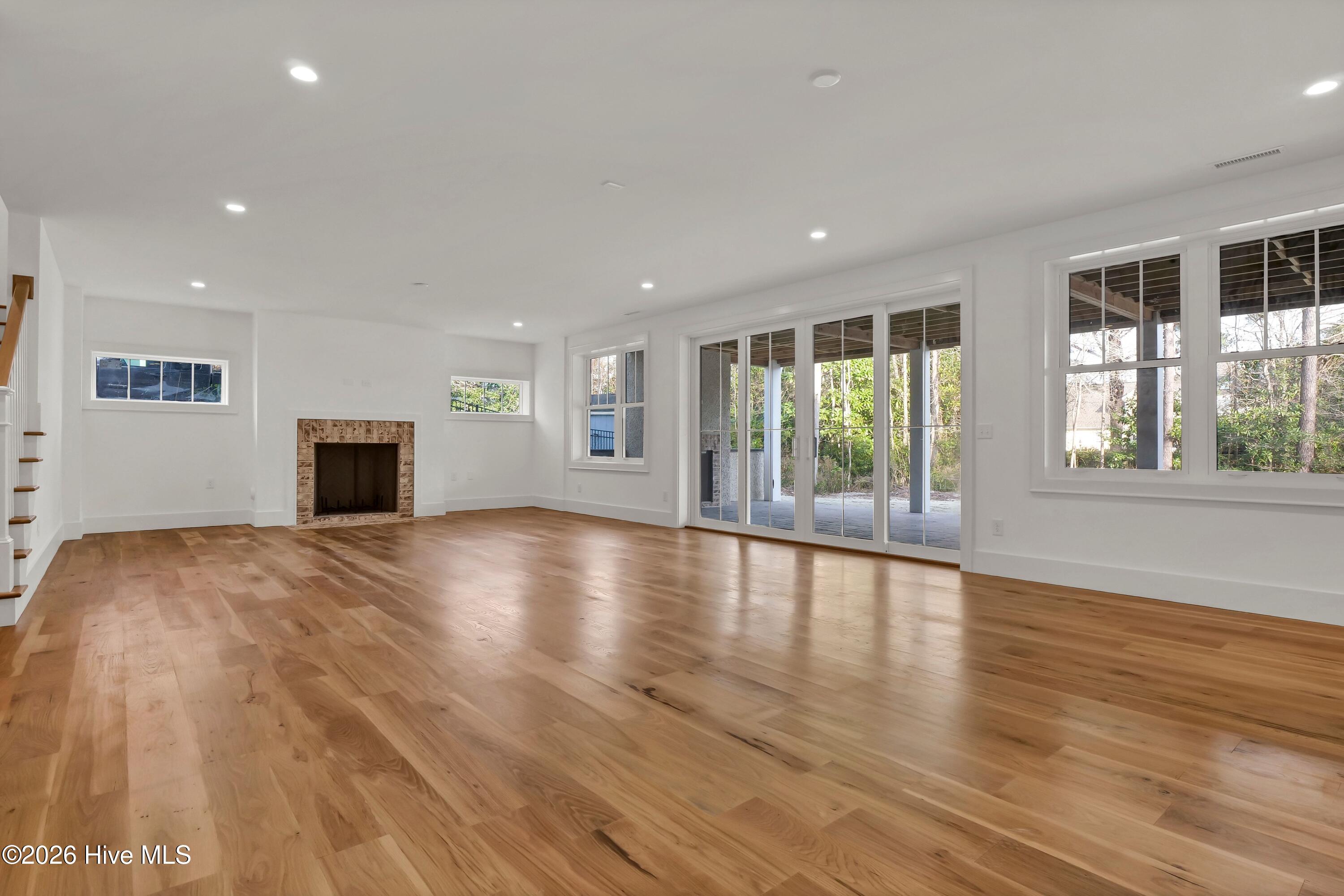 100553648 | Photo 51