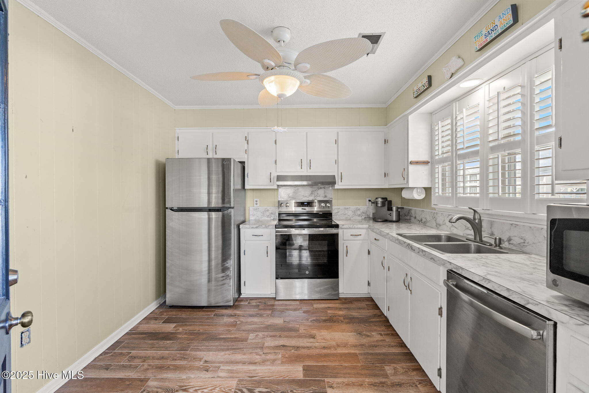 Kitchen has eat-in area and door to rear deck