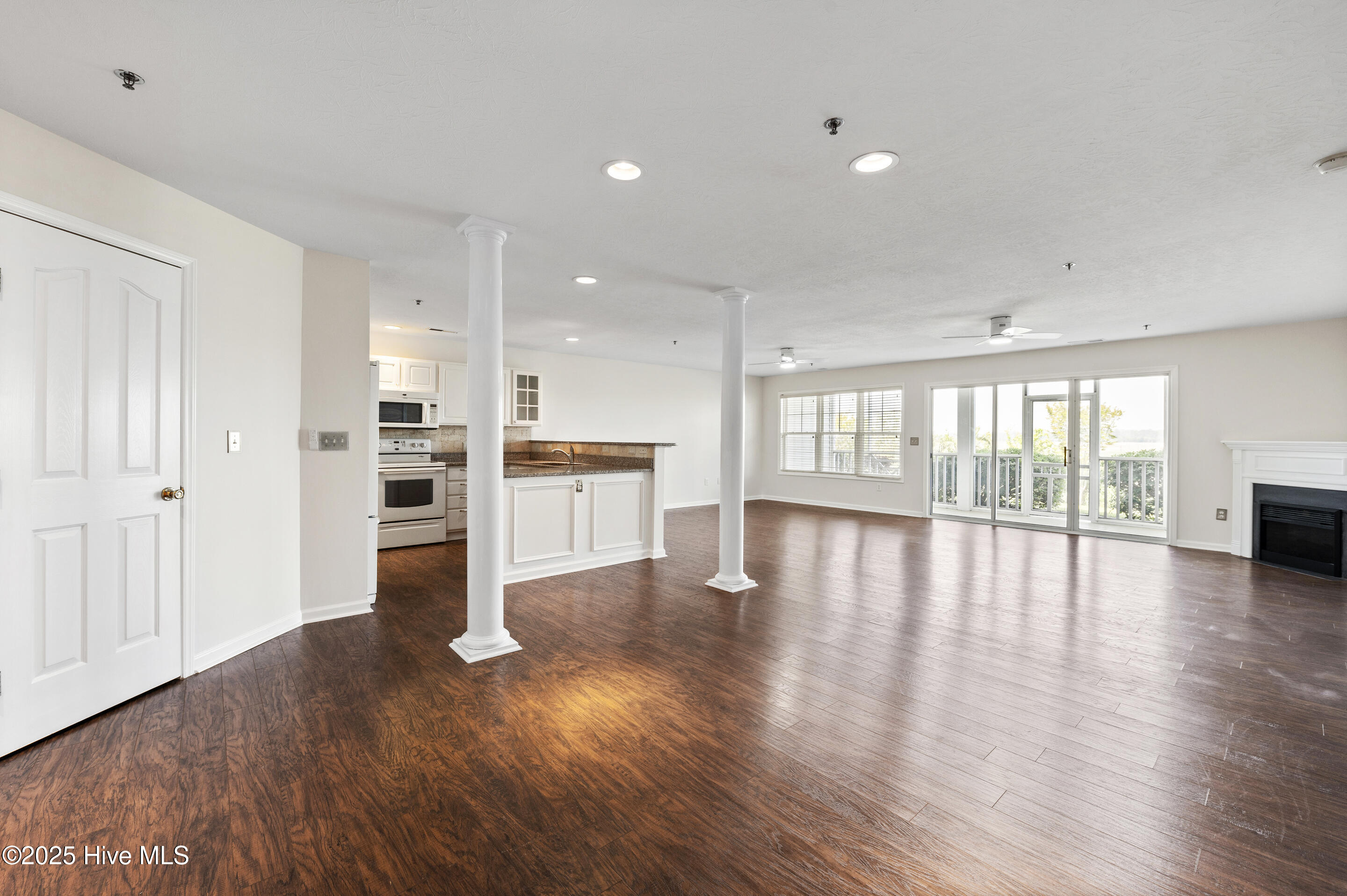 100558054 | Photo 18