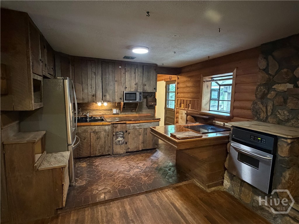 Kitchen with Fridge/Freezer, range, oven, microwave, & garbage disposal.