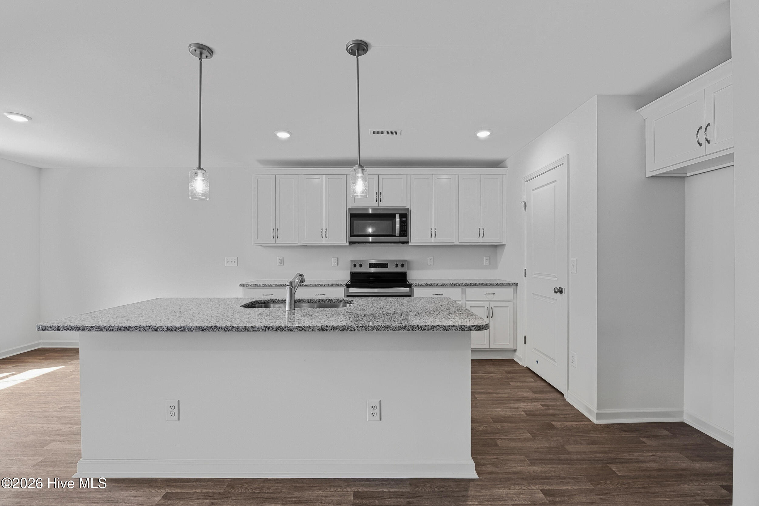 100567219 | Photo 10