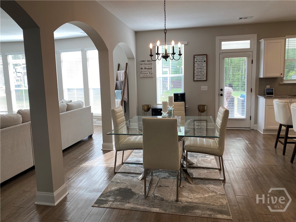 Arched opening separating living room from breakfa