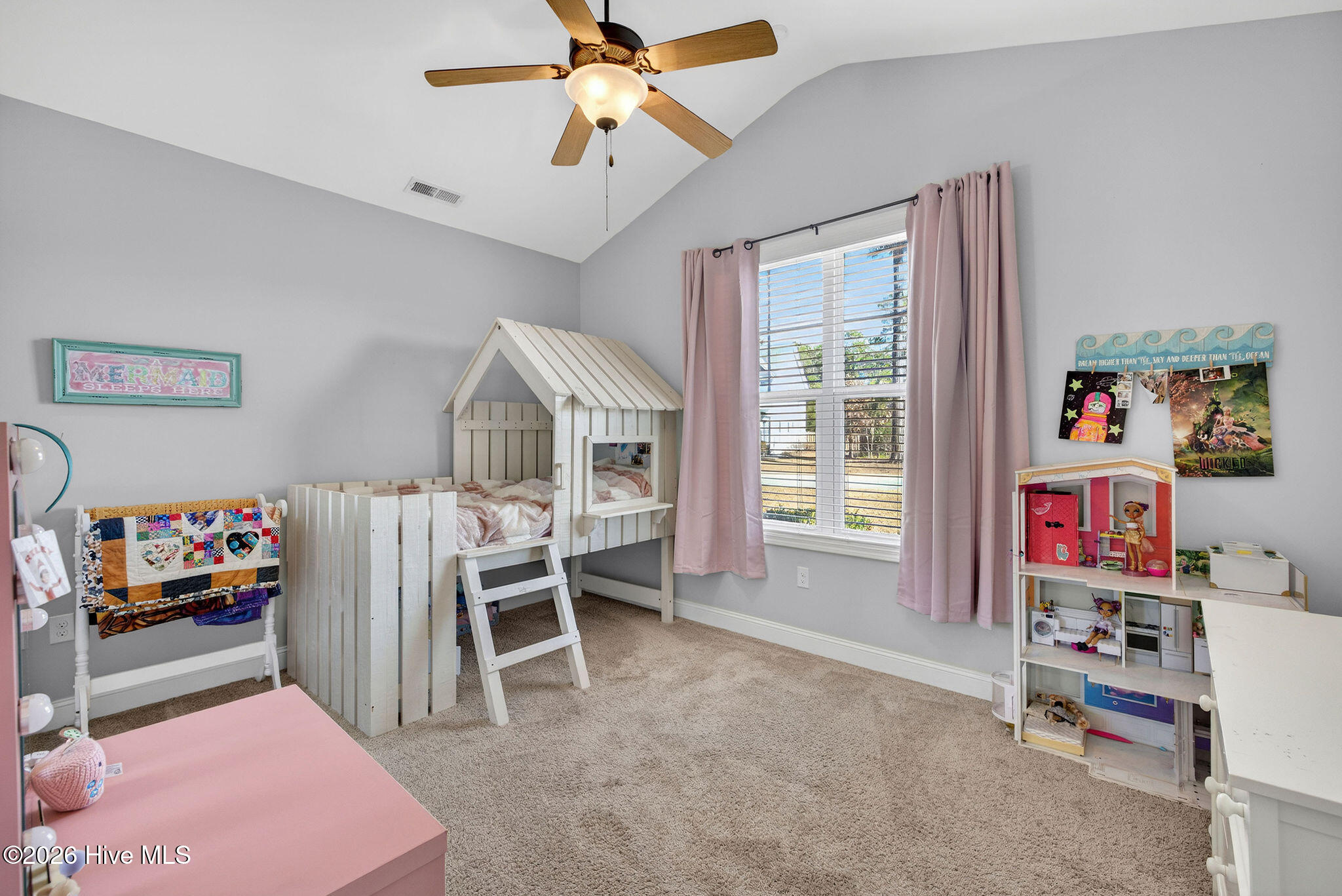 100547189 | Photo 26