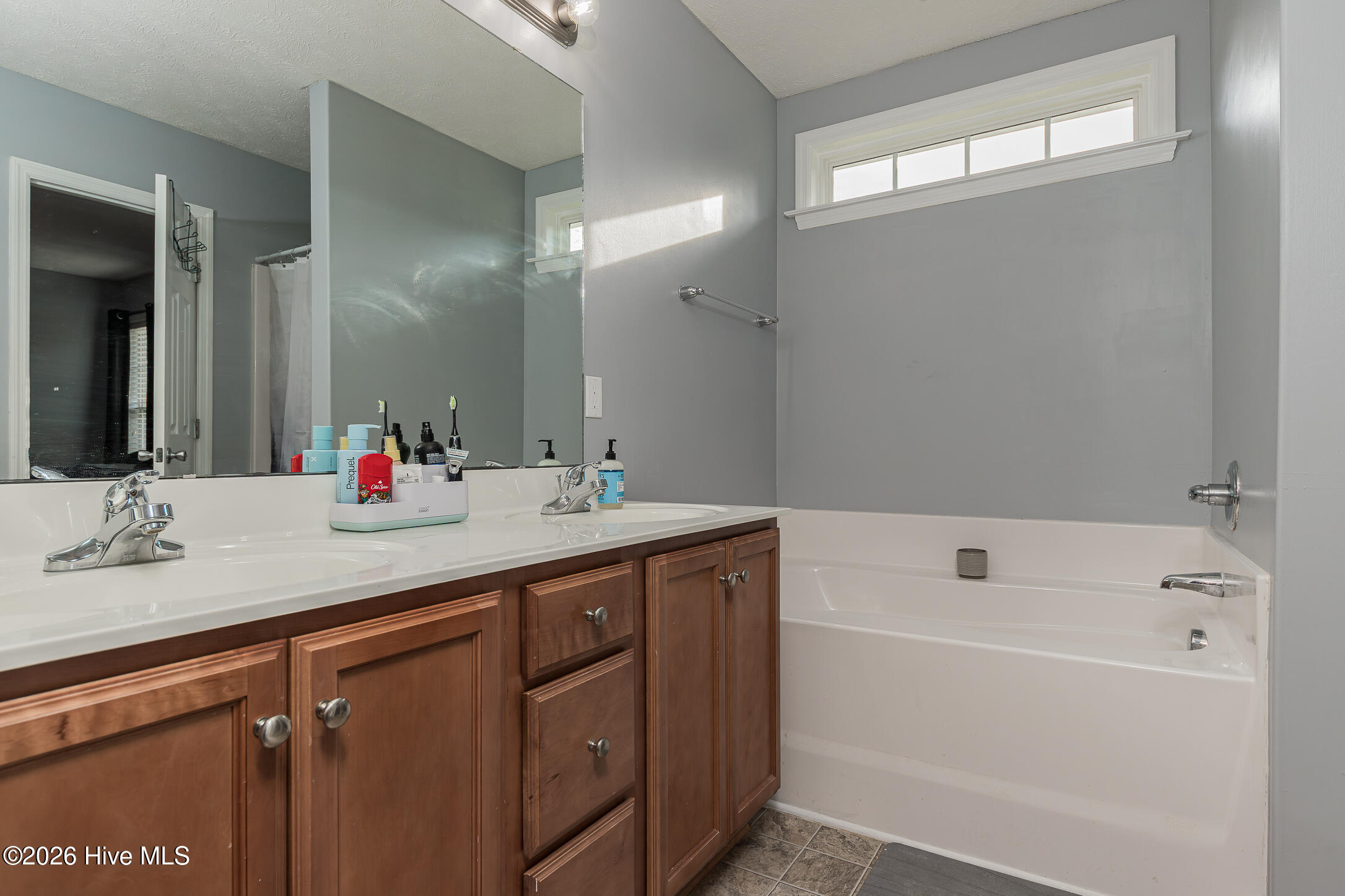 100561877 | Photo 23