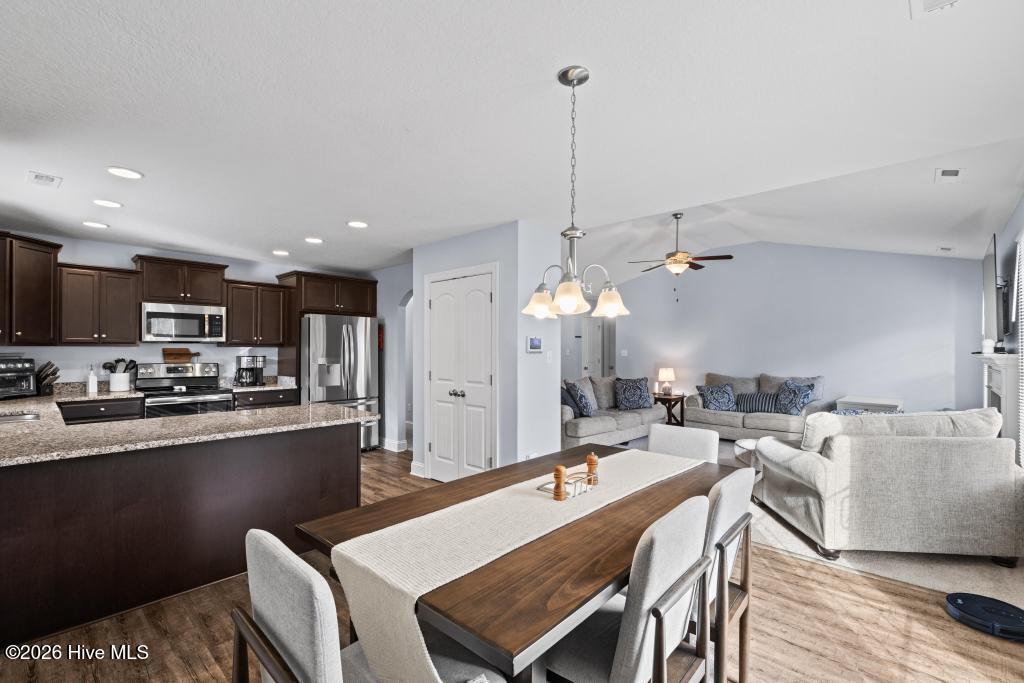 100560376 | Photo 16