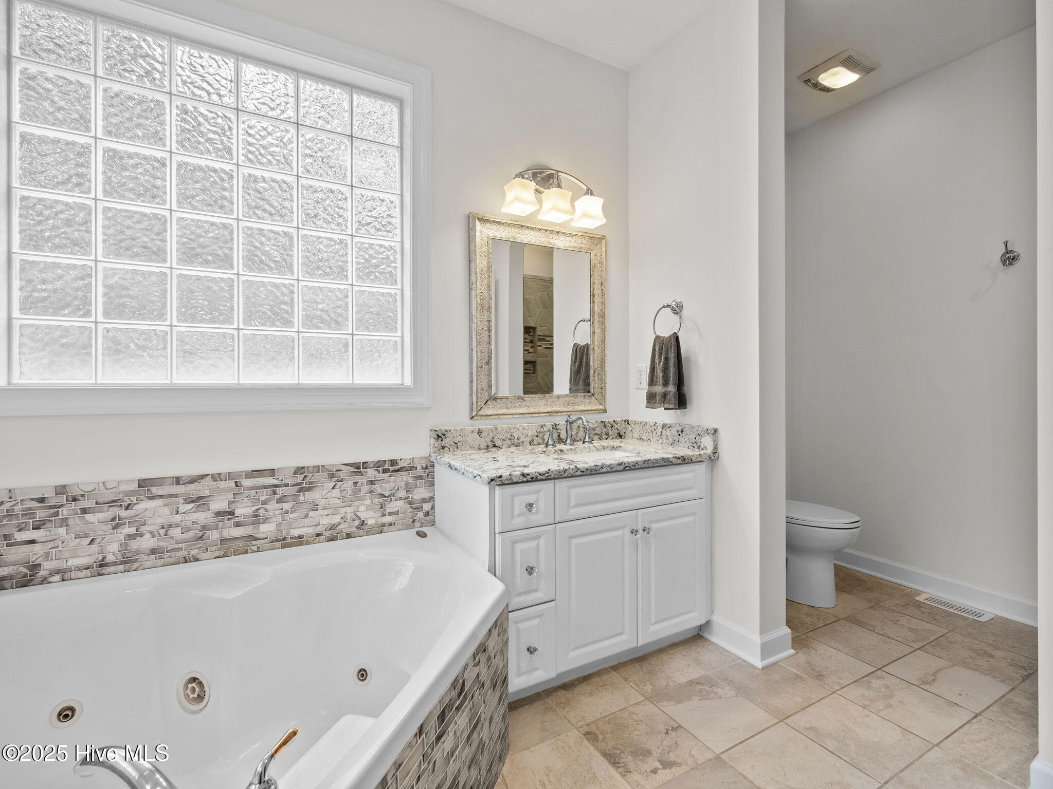 100519195 | Photo 23