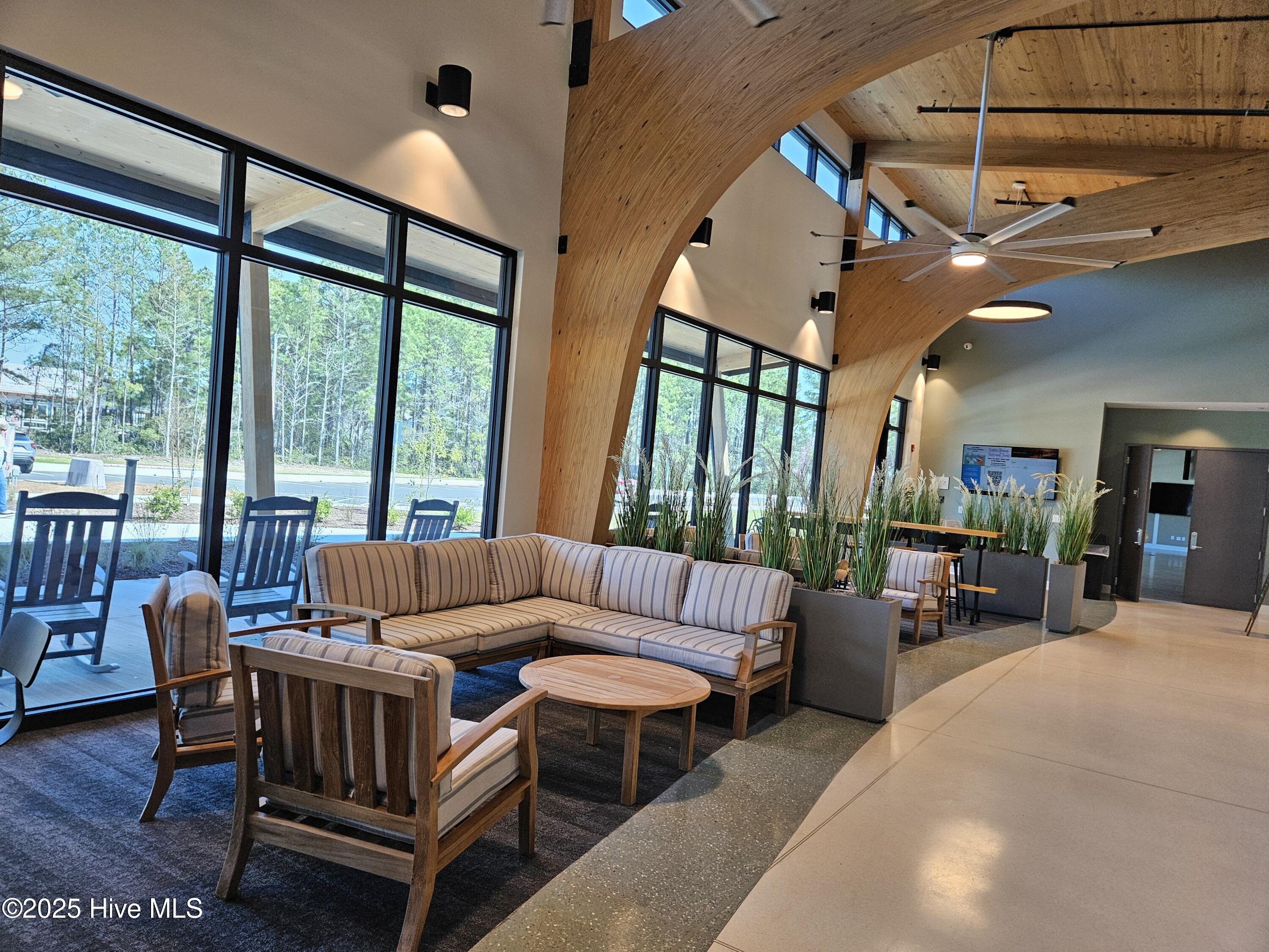 100545247 | Photo 36