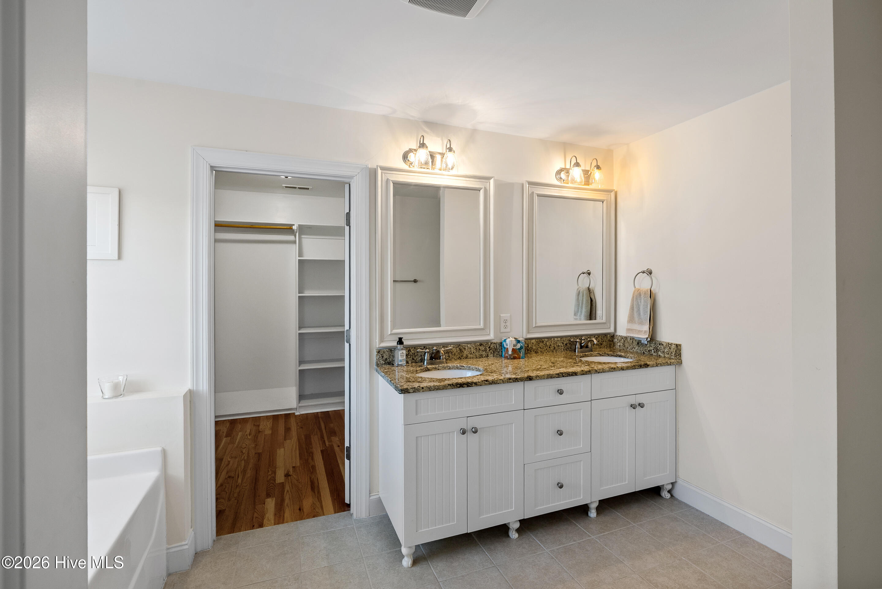 100520830 | Photo 112