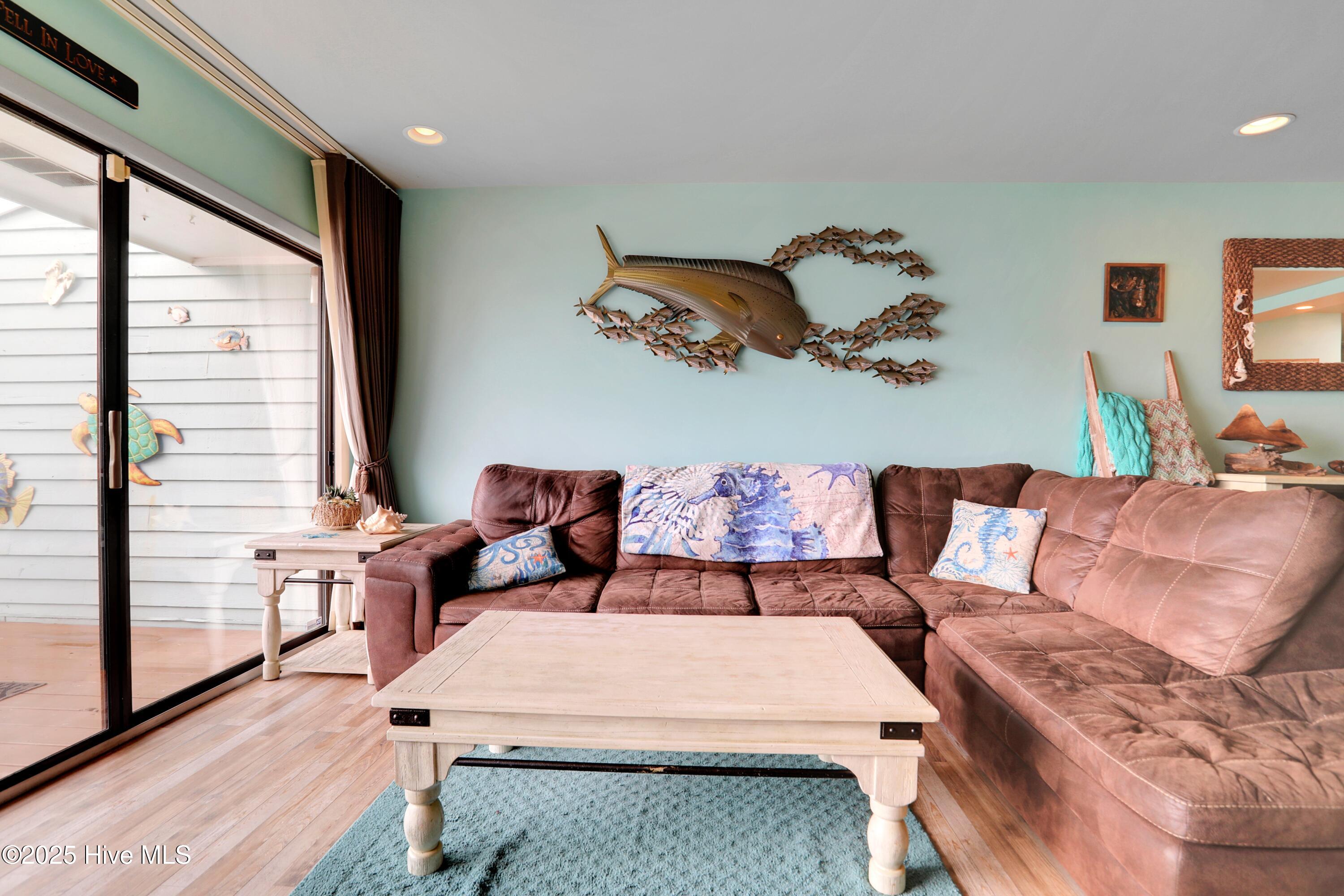 100534046 | Photo 12