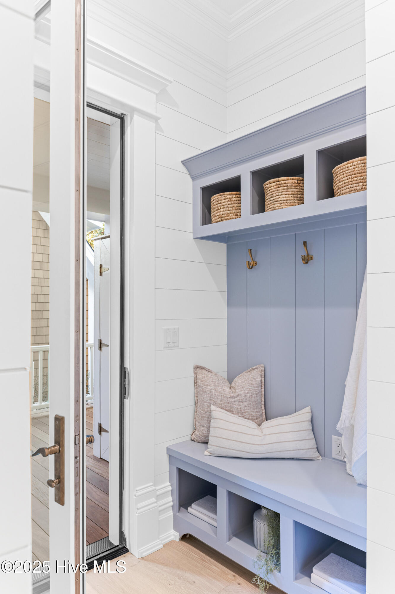 100401243 | Photo 71