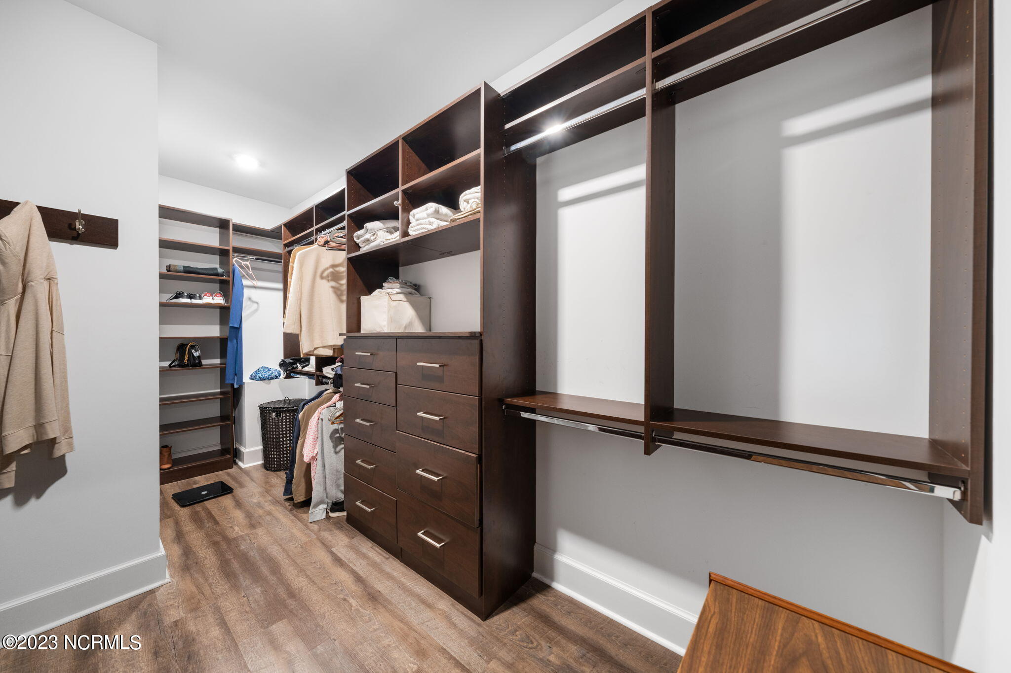 100568274 | Photo 30