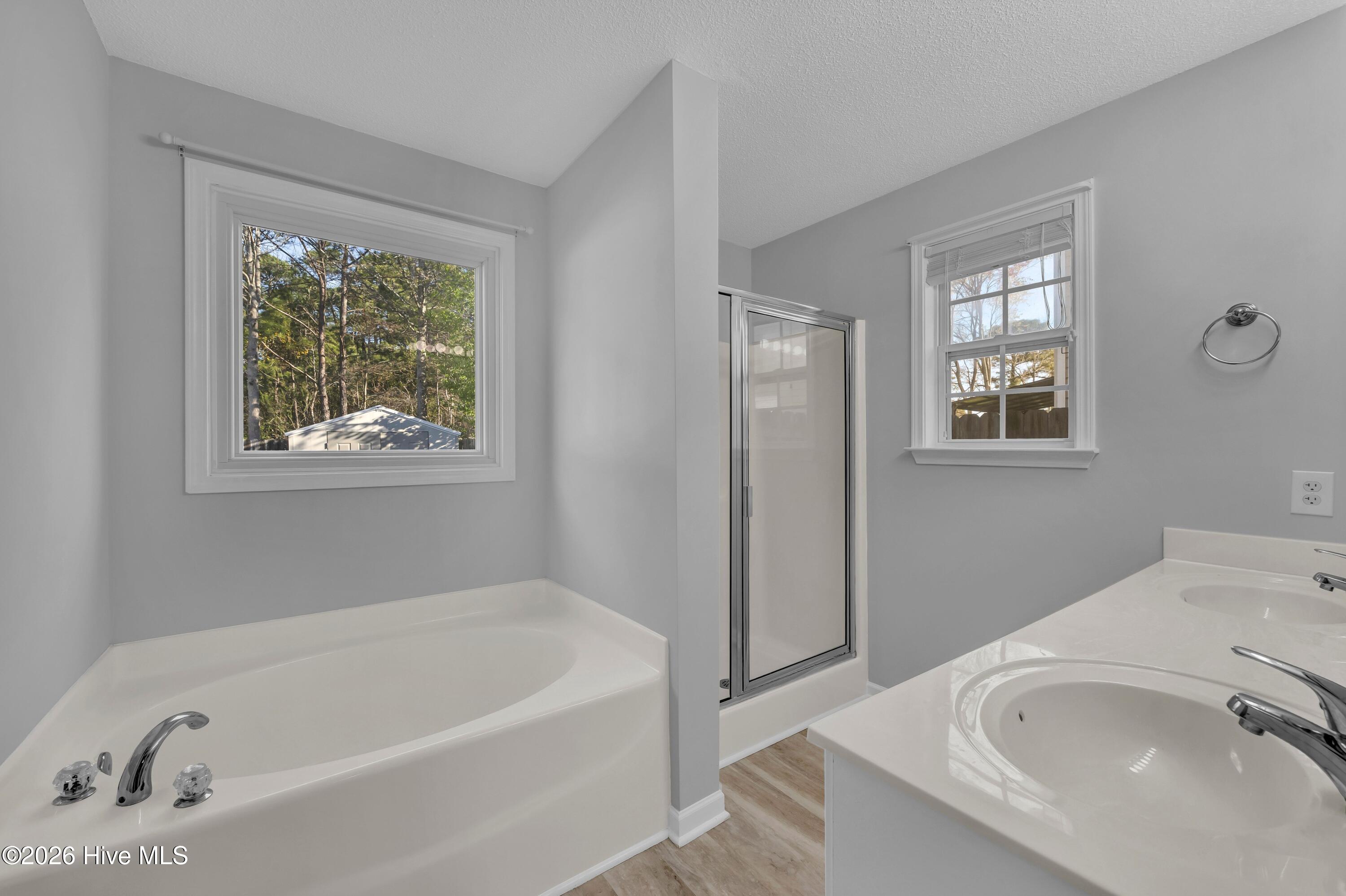 100560995 | Photo 16