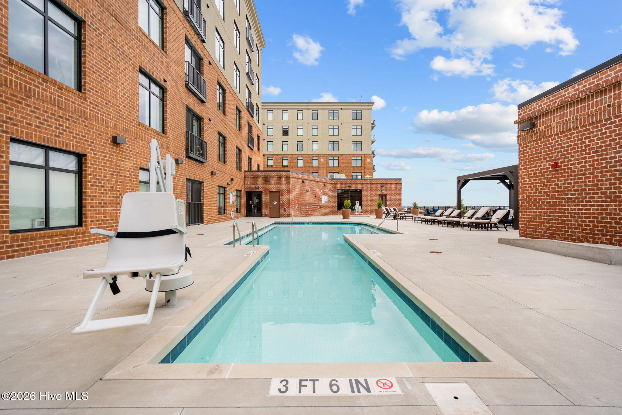 100565283 | Photo 45