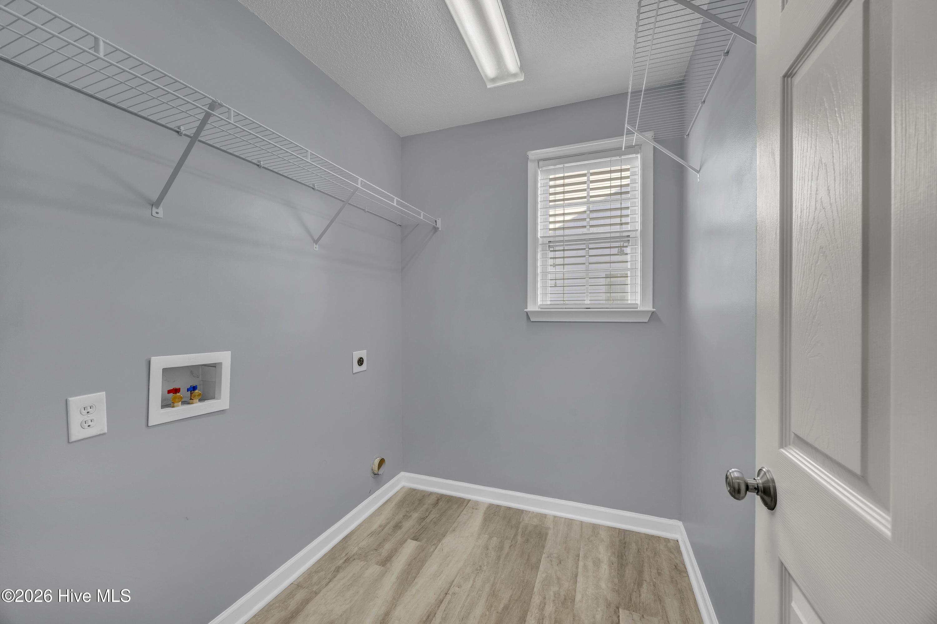 100560995 | Photo 23