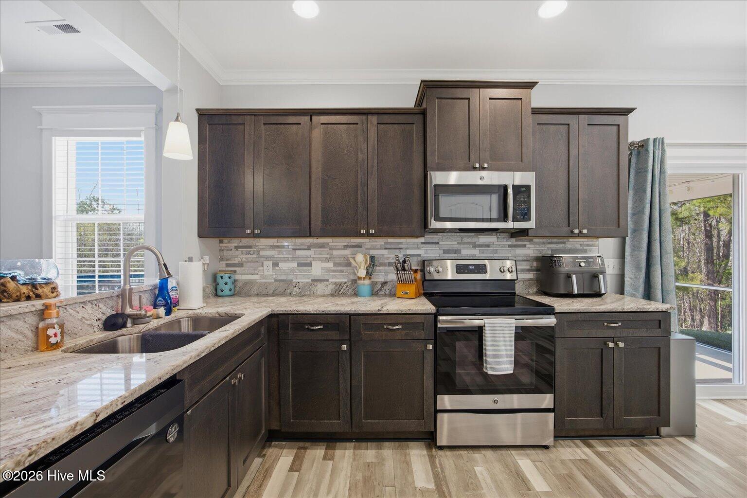 100563352 | Photo 16