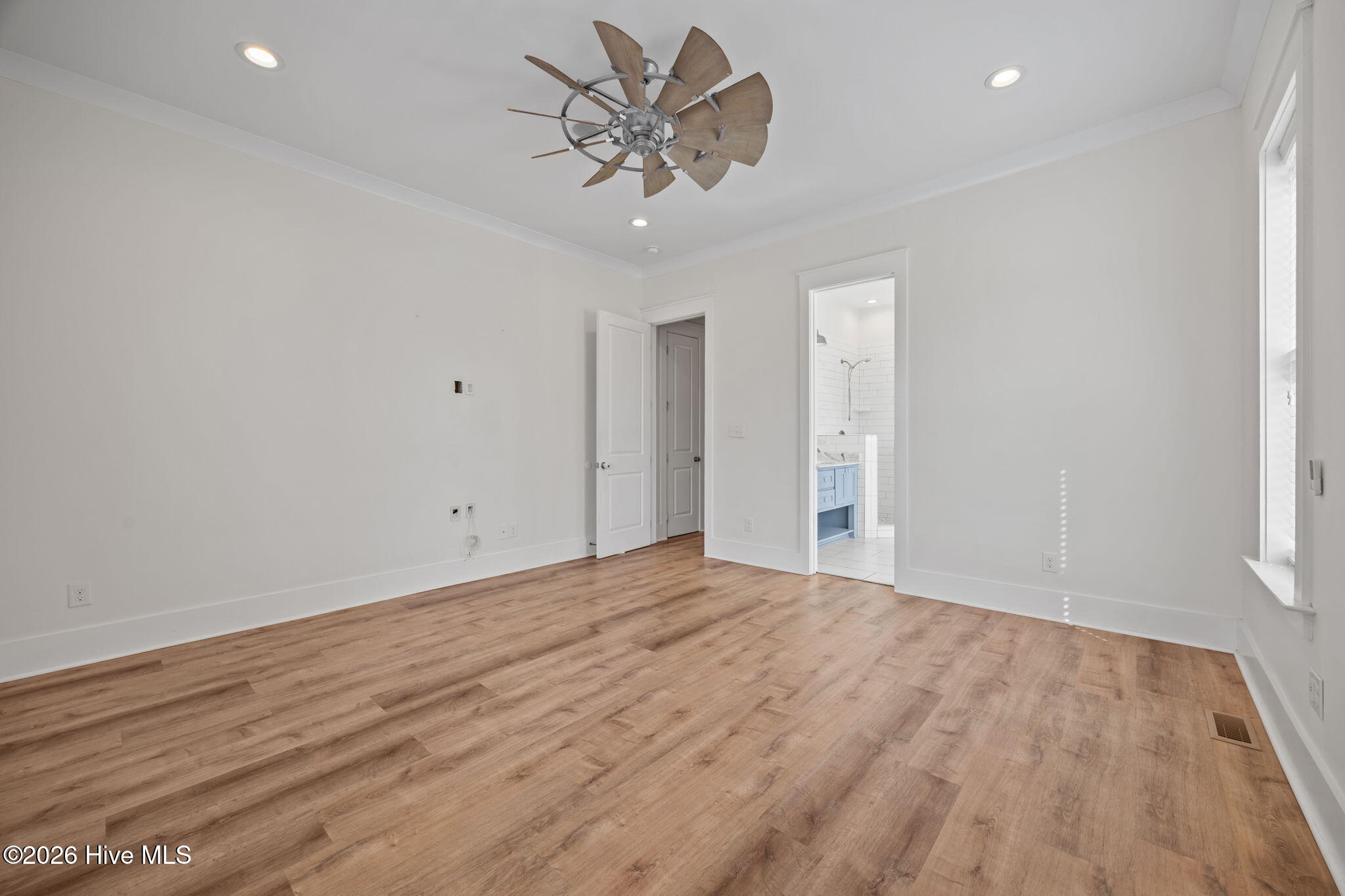 100558576 | Photo 42