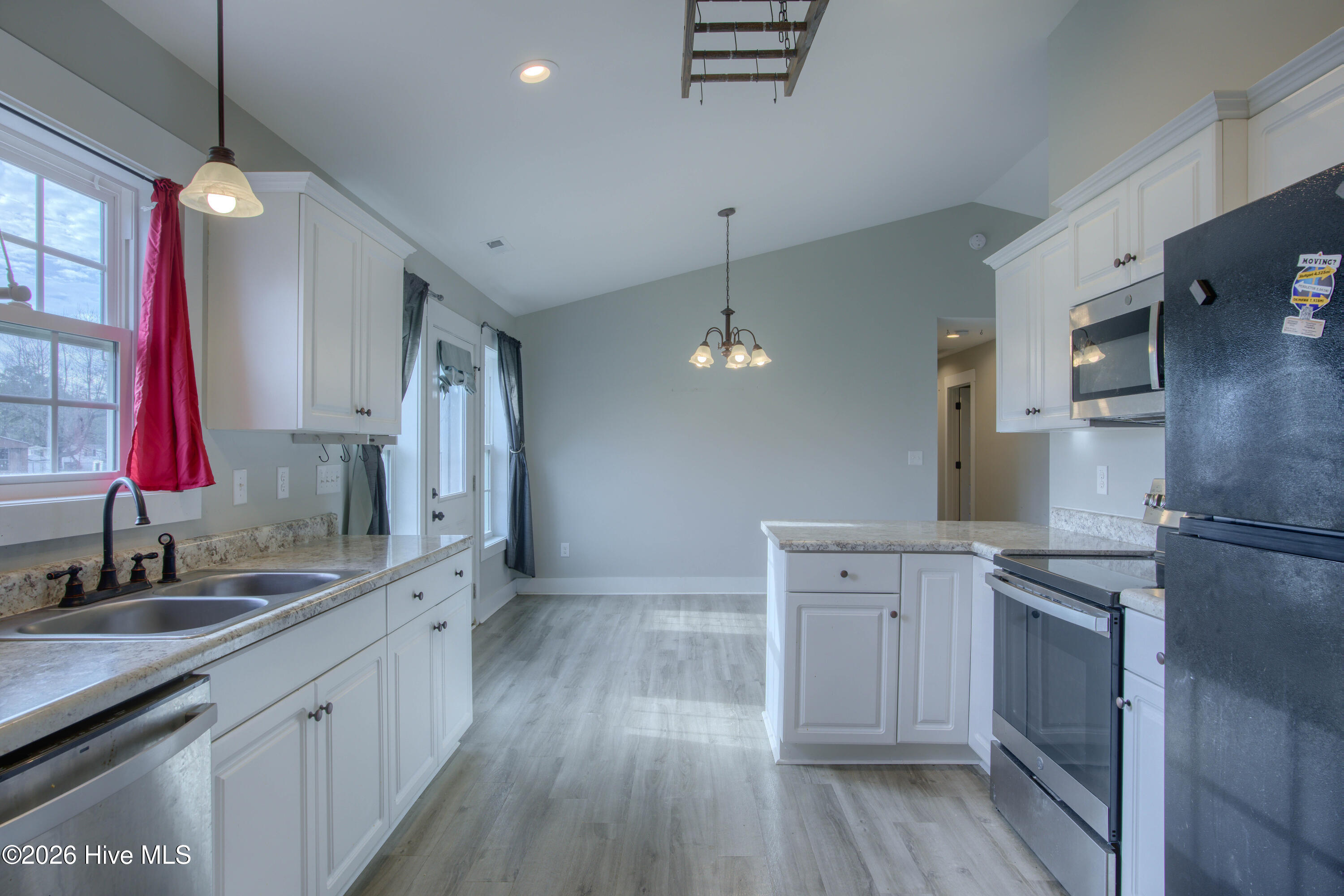 100559443 | Photo 12