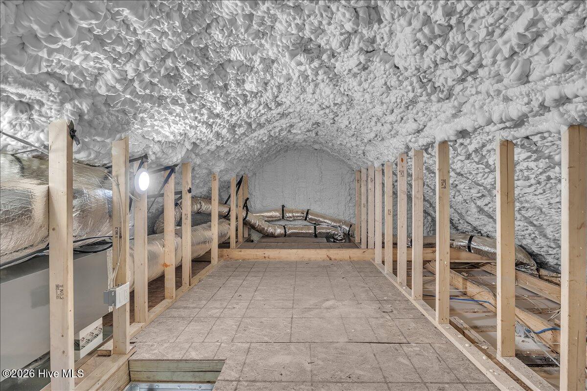 100570167 | Photo 25