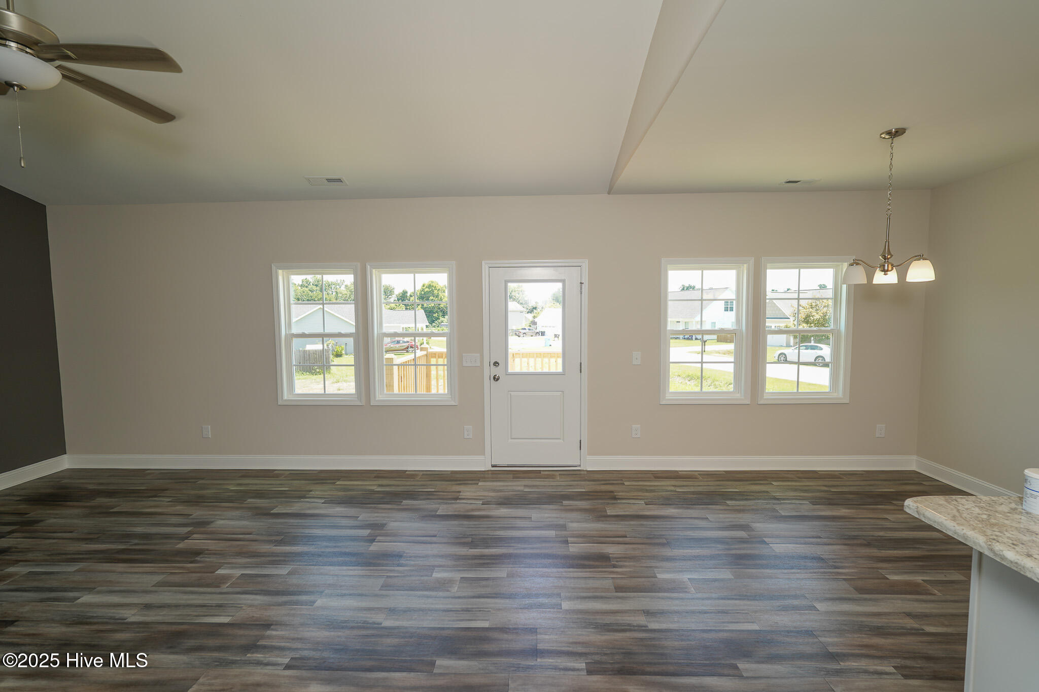 100488193 | Photo 33