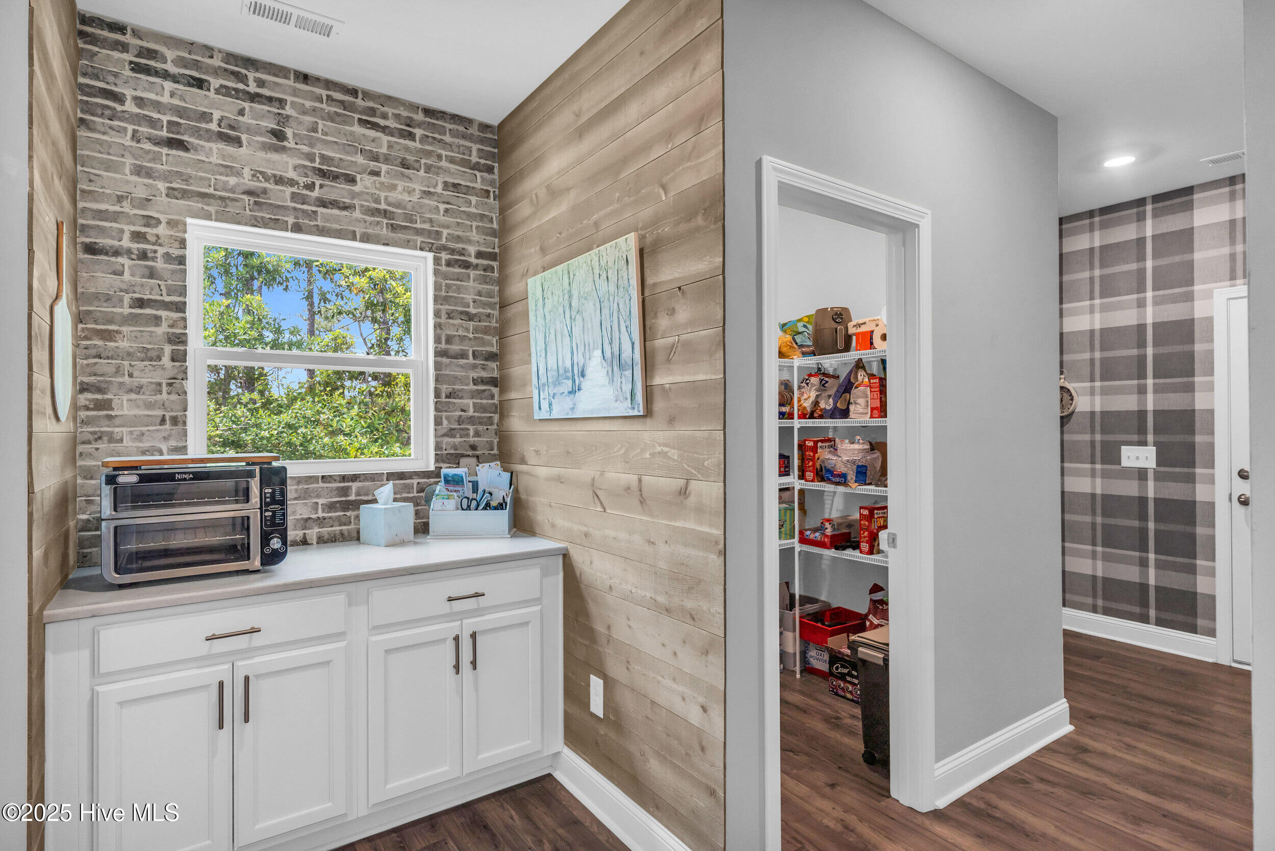 100510048 | Photo 12