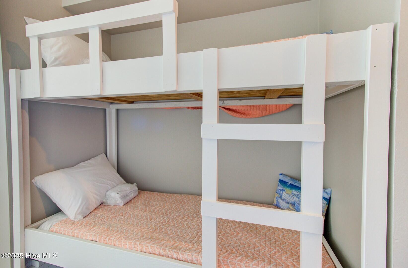 100518070 | Photo 17