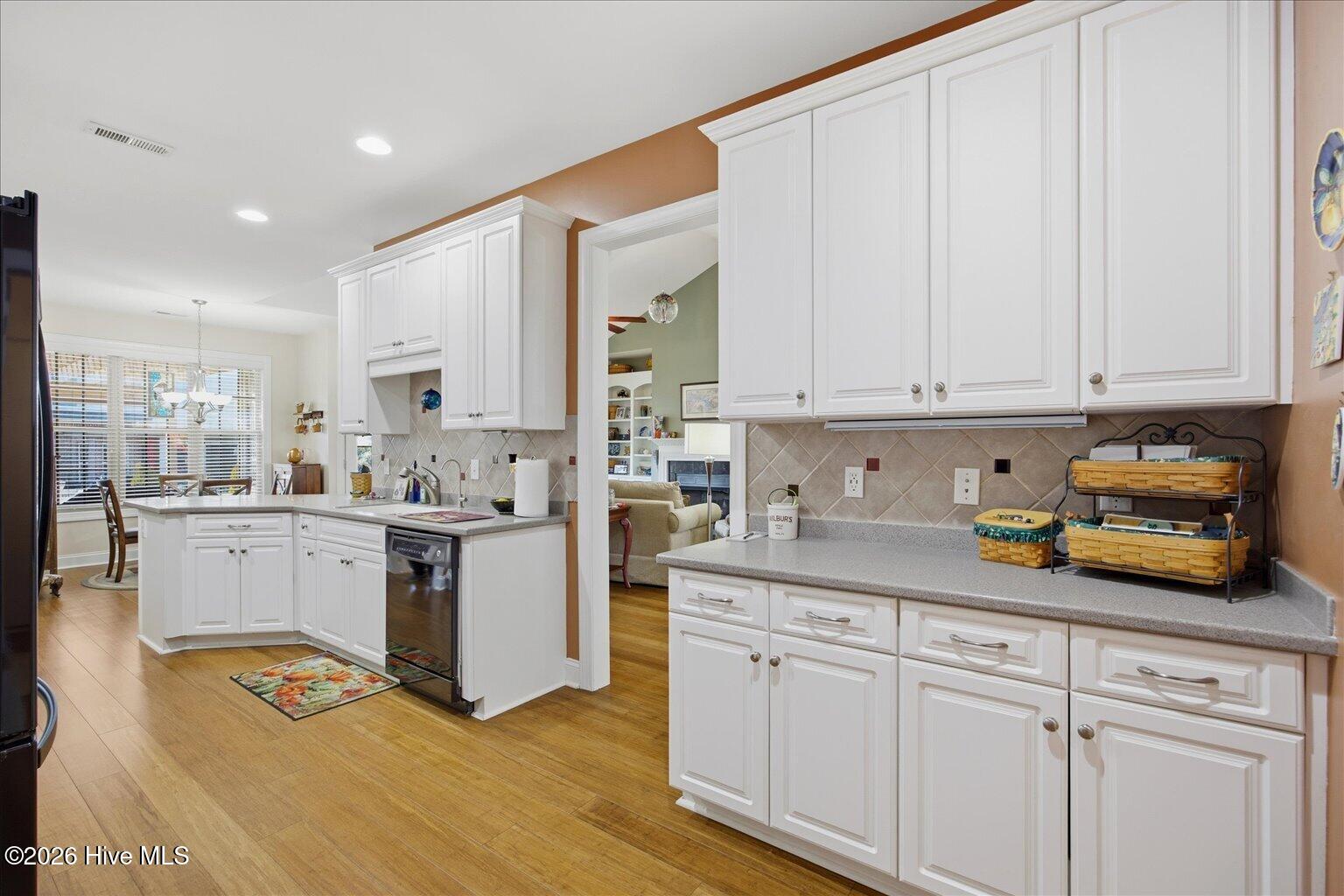 100560337 | Photo 15