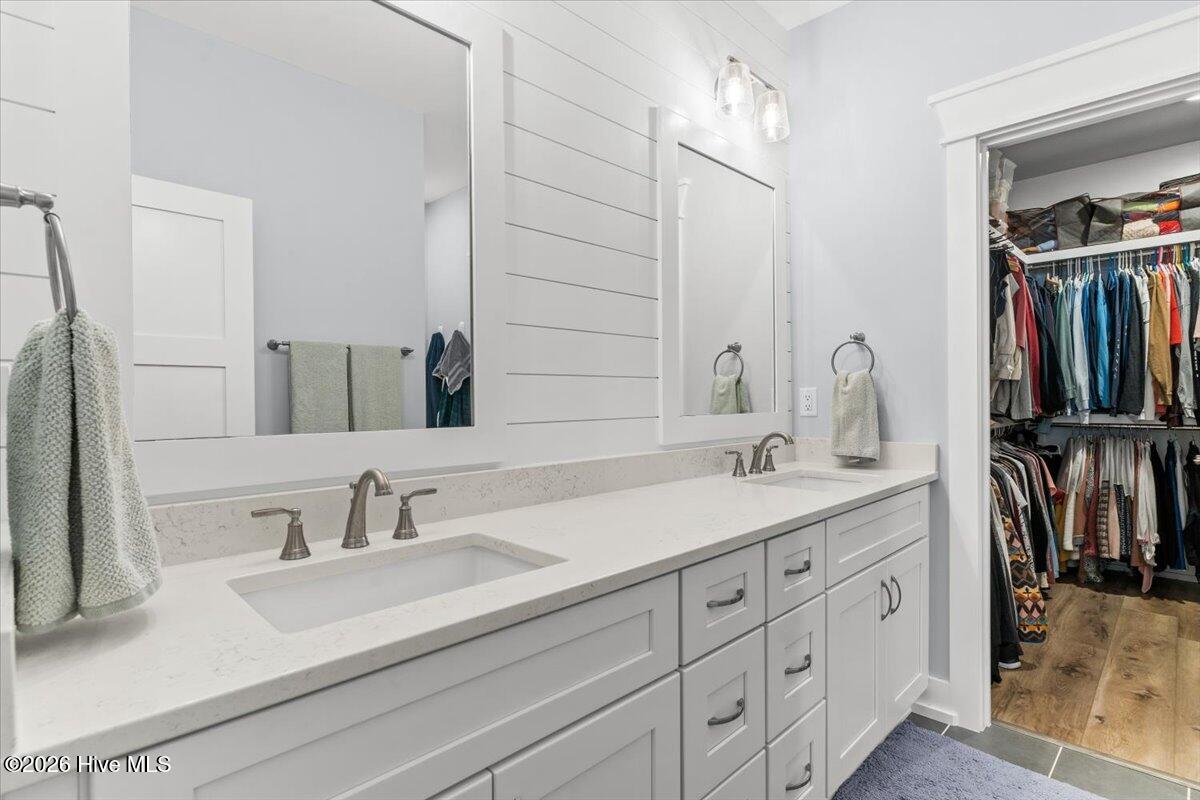 100547880 | Photo 27