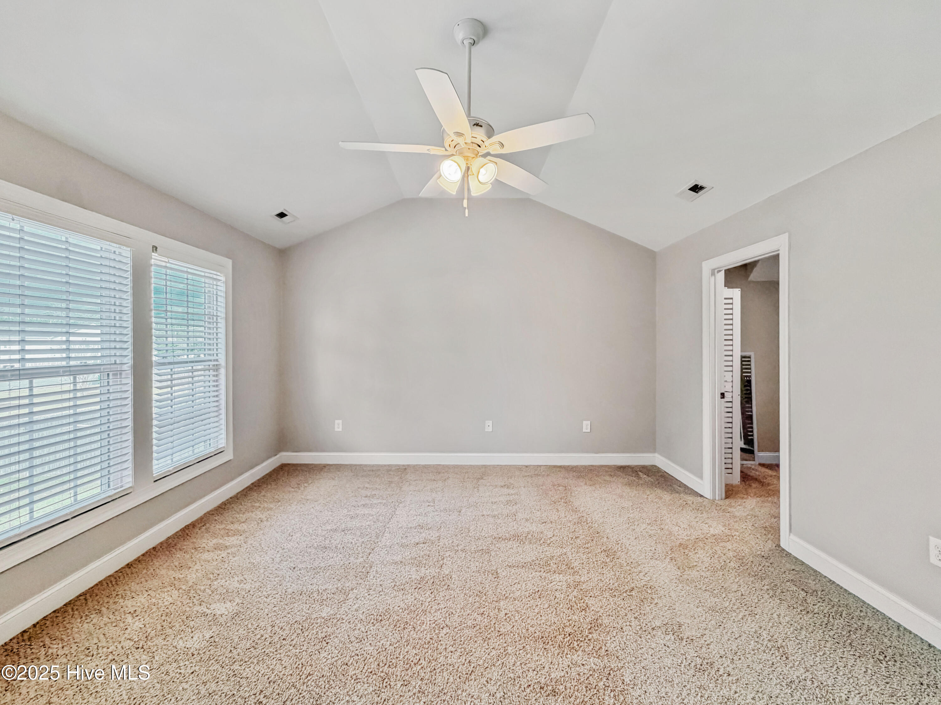 100543417 | Photo 32