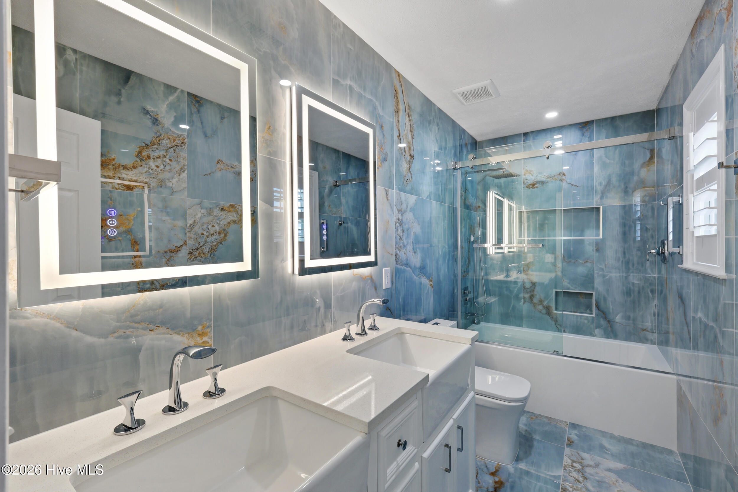 100567989 | Photo 27