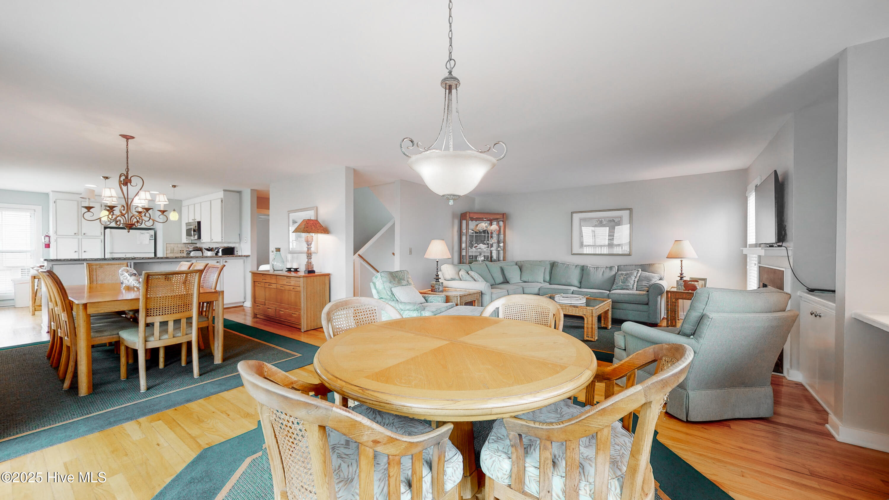 100532230 | Photo 47