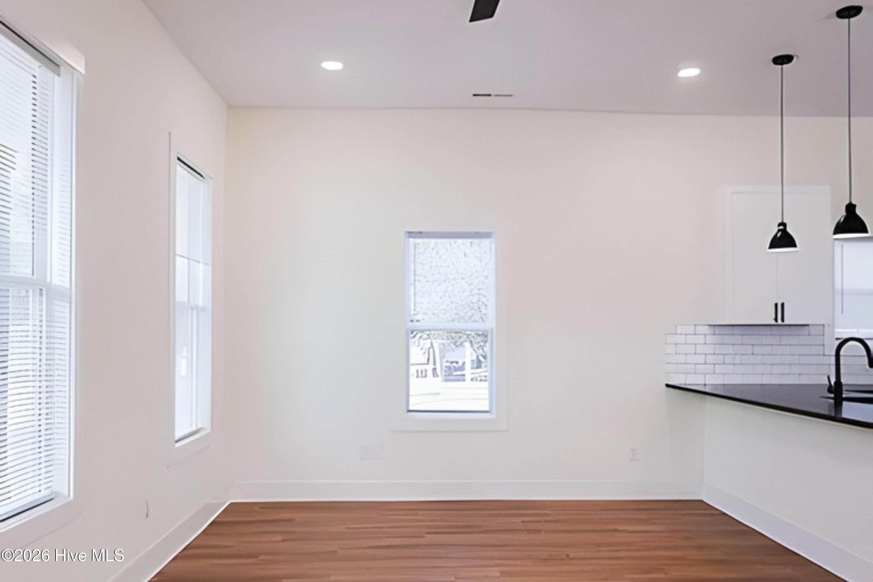 100564460 | Photo 15